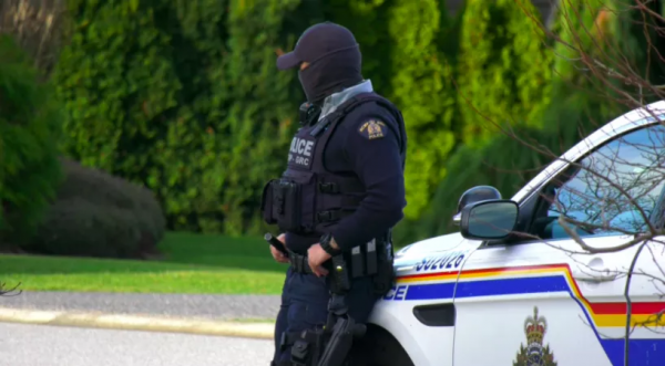 有炸彈！大溫醫院緊急疏散！市中心抗議隊伍砸車、扔雞蛋混戰