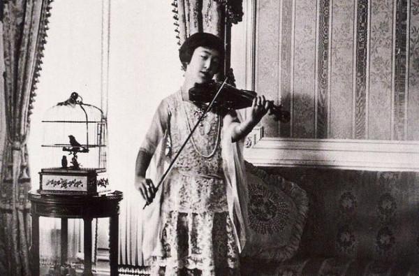 眯眯眼的良子皇后:嫉妒兒媳貌美人氣高,又一舉得男,42年沒好臉 眯眯眼的良子皇后:嫉妒兒媳貌美人氣高,又一舉得男,42年沒好臉