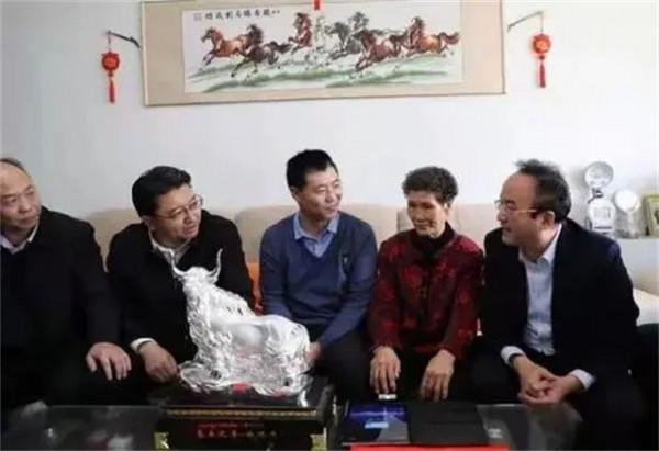 英雄團長祁發寶近況：頭顱模型有明顯缺損，額角傷疤明顯令人痛惜