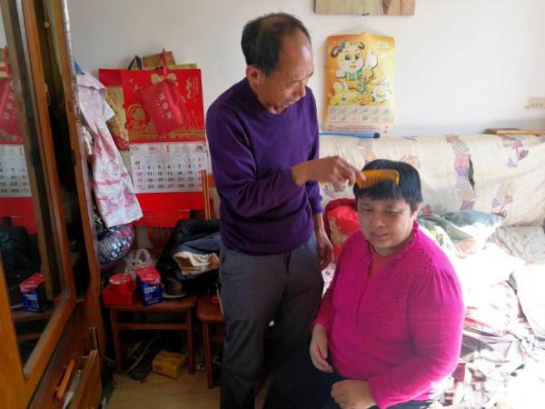 妻子是他“長不大”的寶！他用半生履行愛的誓言，悉心疼愛智力殘疾妻子28年