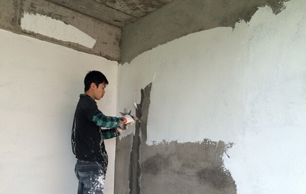 為什麼越來越多人選擇內牆用耐水膩子？老師傅說：它環保更耐用