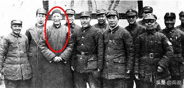 蔣軍中將被俘，滿臉笑容與劉鄧合影，被我軍釋放換回葉挺