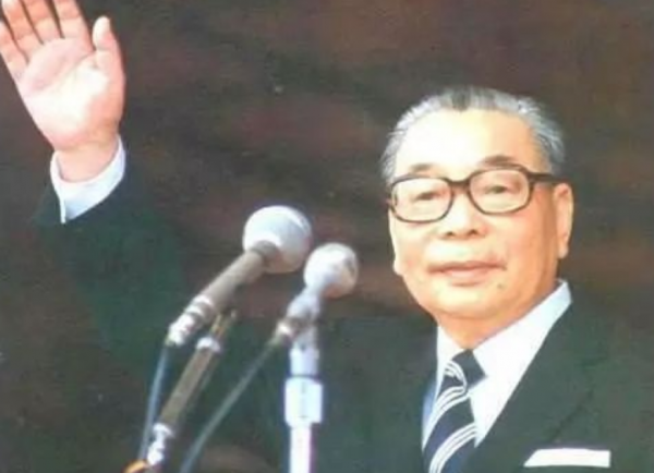 1988年蔣經國病逝，收到訊息後鄧小平嘆息：可惜，經國死得太早了