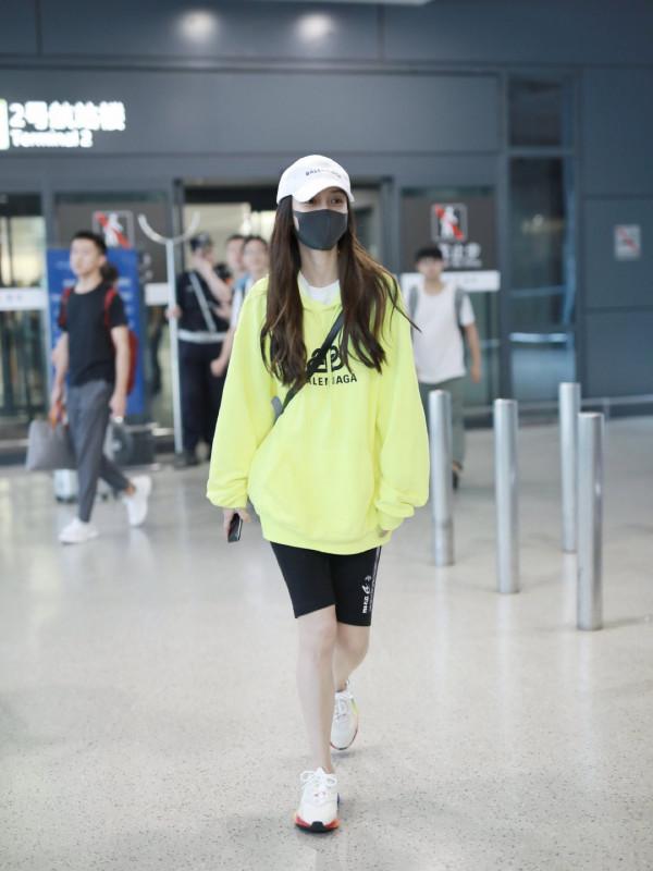 Angelababy素顏現身機場，身穿綠色超短裙，微卷長髮氣質出眾