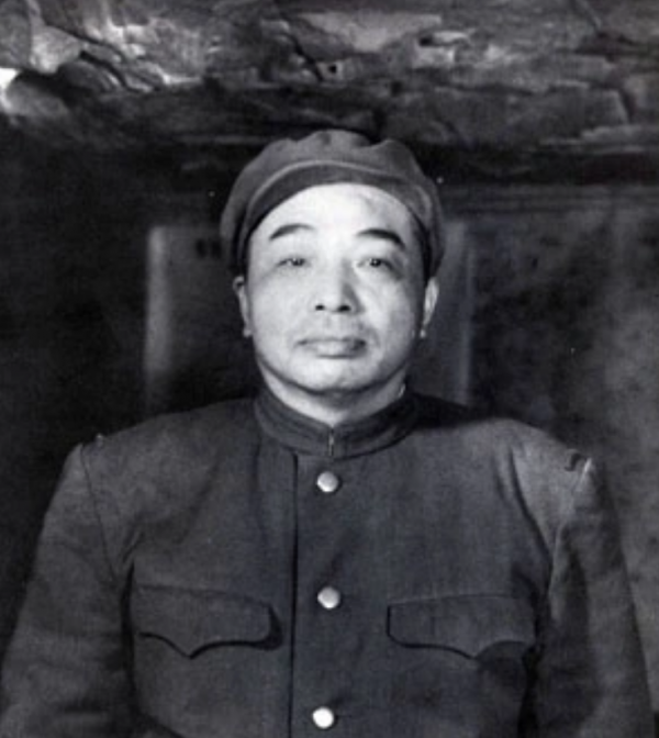 1949年一農婦無奈亮明身份，肖勁光：不用經她同意，派人給買衣服