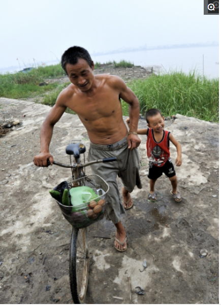 安徽農民浙江打拼拾荒,一家5口蝸居無水無電橋洞,最窮時僅20元 安徽農民浙江打拼拾荒,一家5口蝸居無水無電橋洞,最窮時僅20元