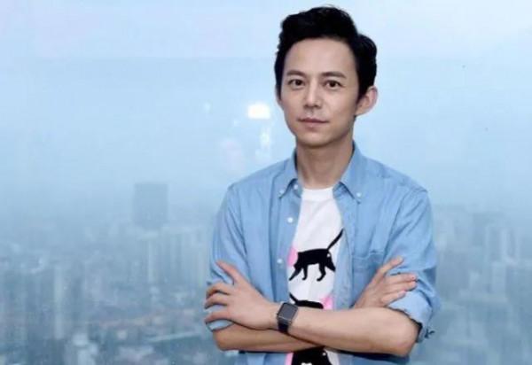 年逾五十的何炅依舊青春活力