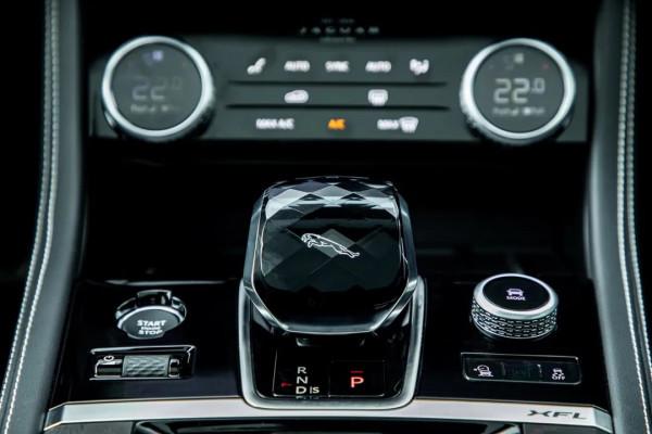 將5米長的捷豹XFL開上賽道？！沒錯，油門到底的那種