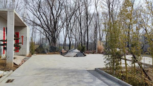 小山村發現有錢人豪宅