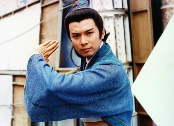 吳京200億登頂國內票房，曾嫌他賺不到500萬的初戀，如今過得咋樣