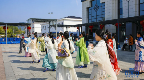 婺源高鐵站再現穿越快閃，驚豔遊客，嗨翻全場