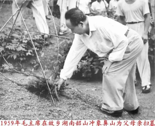 1959年，毛主席重回韶山，共和3000名鄉親握手，最後手竟然握腫了