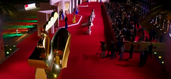 金雞獎晚會眾星雲集，紅毯邊上圍滿了攝影師，臺下觀眾卻依稀可數