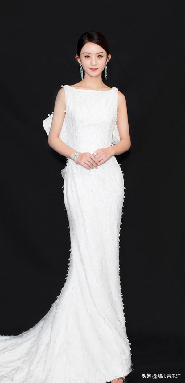 趙麗穎衣著簡樸自信大方，五官跟現在一樣沒變化