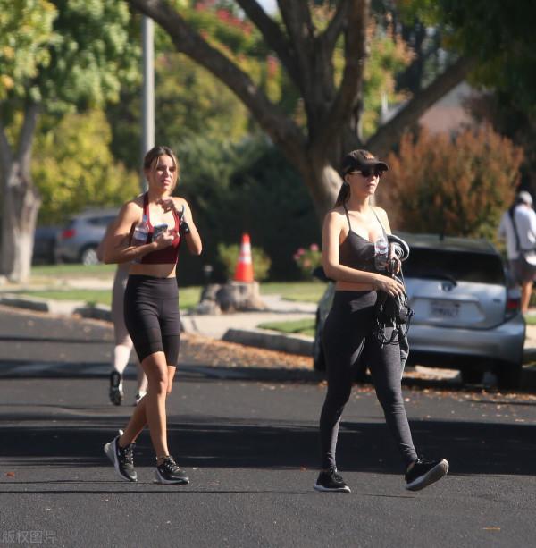 維多利亞-賈斯蒂斯身穿吊帶背心運動裝秀魔鬼身材 闊步走路狀態好