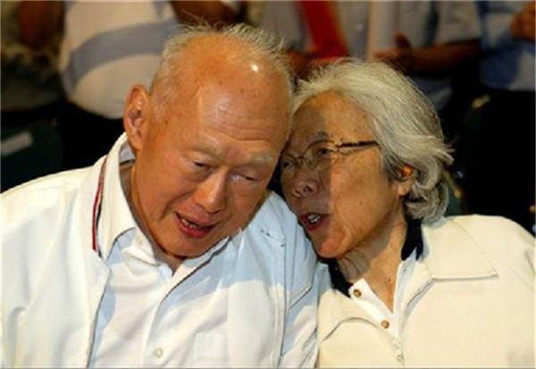 從同學到夫妻,他們偷偷結婚相伴63年,葬禮上李光耀兩次吻別愛妻 從同學到夫妻,他們偷偷結婚相伴63年,葬禮上李光耀兩次吻別愛妻