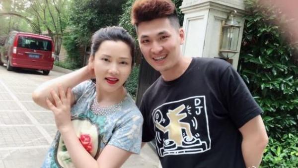 何賽飛：25歲嫁初戀，兒子跟她姓，32年無緋聞，婚姻美滿知足常樂