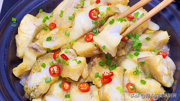 鱸魚新吃法，不加一滴水，不蒸不炸，肉質鮮嫩入味，下飯不發腥