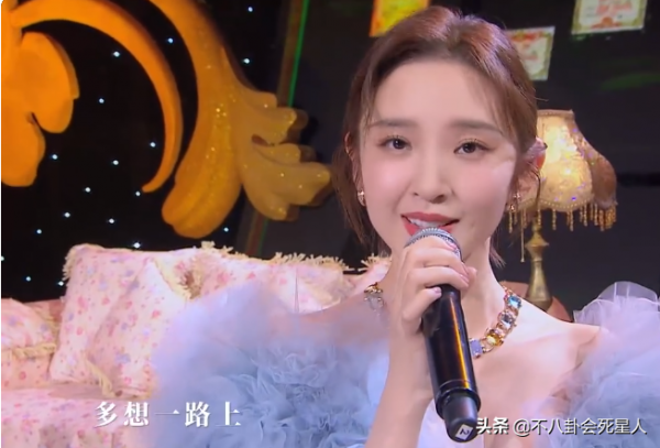 12位女星衛視春晚狀態！楊穎唐嫣美得亮眼，關曉彤大長腿厲害了