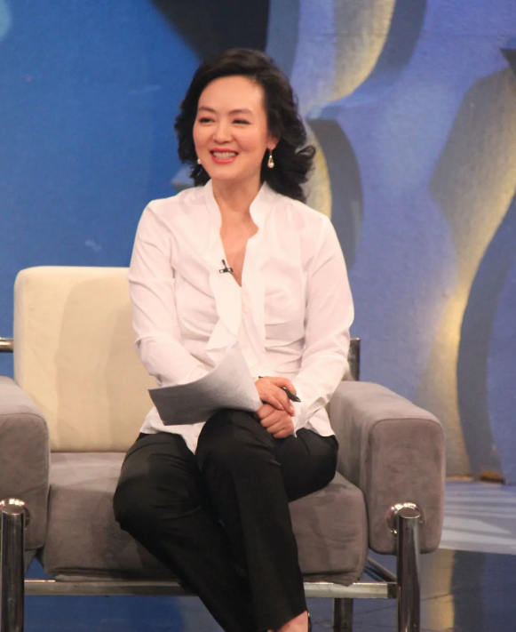 央視主持人孫小梅：曾經被萬人追捧，事業巔峰卻隱退幕後