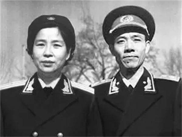 一拾糞老漢被寫表彰信，不料領導得知後大驚失色：他是開國中將