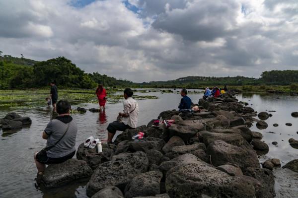 海南：在久溫塘冷泉體驗&OpenCurlyDoubleQuote;小魚按摩&rdquo;