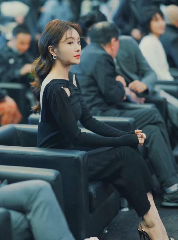 秦嵐終於迴歸再次爆火！穿黑色緊身裙現身釋出會，和靳東太般配