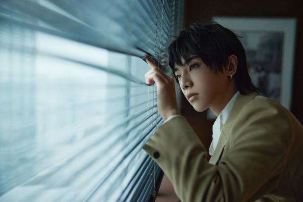 華晨宇優雅現身品牌直播 卡其色西裝典雅別緻盡顯紳士風度