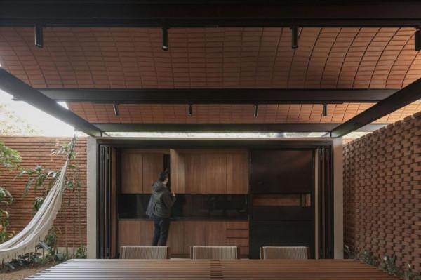 手工壓制磚與木材構築而成的自宅 &sol; Equipo de Arquitectura