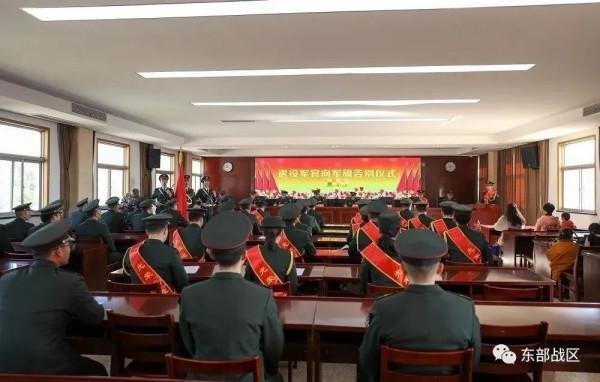 揮淚轉身，32名軍官光榮退役