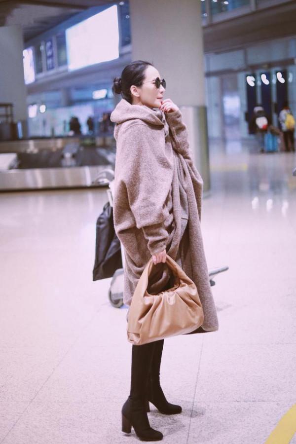 48歲俞飛鴻真任性,隨便裹個“毛毯”就來走機場,不醜反而更氣質 48歲俞飛鴻真任性,隨便裹個“毛毯”就來走機場,不醜反而更氣質