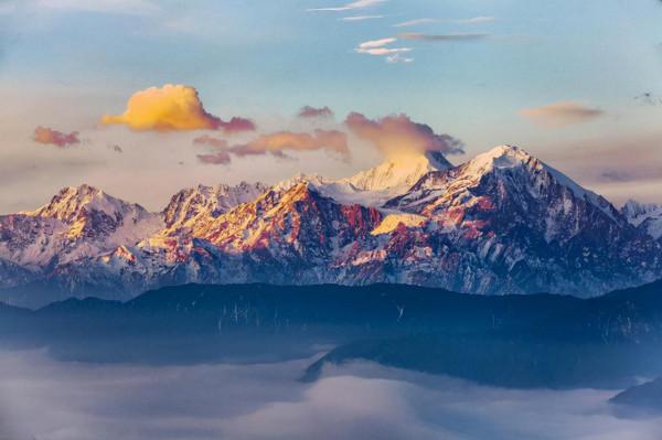 貢嘎雪山，屹立於眾峰之巔，氣勢磅礴，高大險峻，被譽為蜀山之王