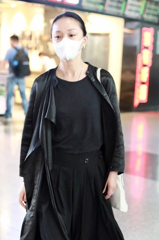 周迅隨便穿穿都有好氣質，一身黑色穿搭時髦高階，低調優雅