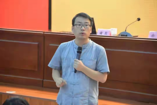 儲殷教授勸窮人家孩子儘量學醫和當老師，誰知道網友並不買賬