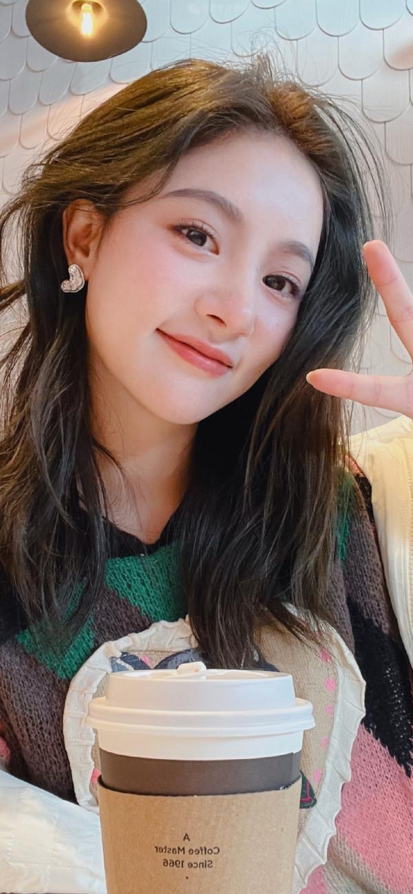 朱麗嵐桌布｜淡雅妝容 青春感十足