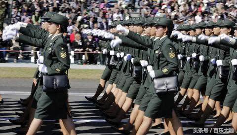 日本女兵,為啥要背一個小挎包,想知道里面裝了些什麼嗎? 日本女兵,為啥要背一個小挎包,想知道里面裝了些什麼嗎?