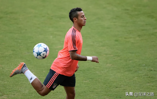 花式足球技巧之提拉身後起球