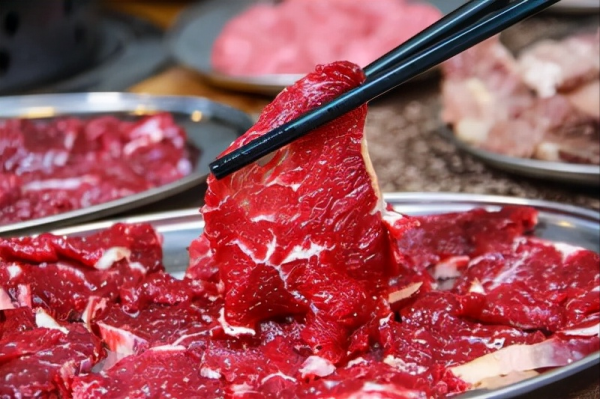 廣西這家飯店,500斤的牛吊著賣,全身上下55元1斤,想吃哪隨便選 廣西這家飯店,500斤的牛吊著賣,全身上下55元1斤,想吃哪隨便選