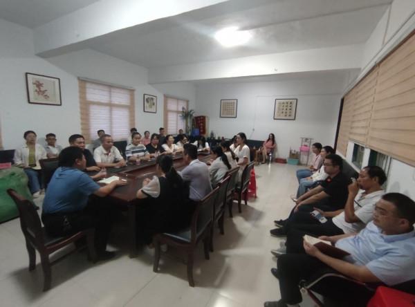 憶往昔 話輝煌 談夢想 謀發展——方城縣實驗初中召開新進教師懇談會 憶往昔 話輝煌 談夢想 謀發展——方城縣實驗初中召開新進教師懇談會