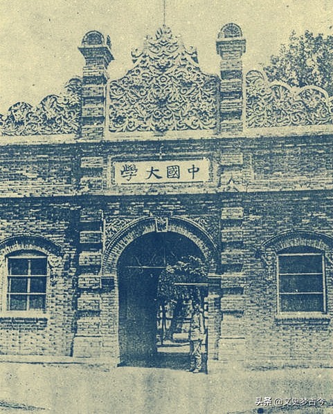 他是太原首任市委書記，建國後官至紡織工業部顧問，享部長級待遇