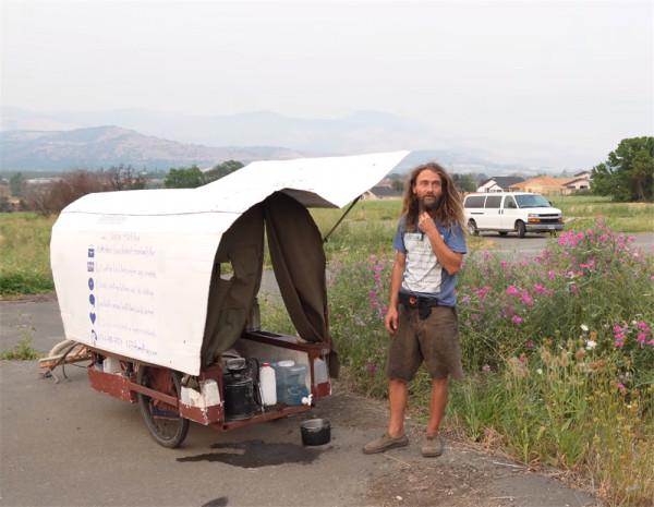 他住在2㎡破舊三輪車中，養4只羊為伴，邊牧羊邊流浪轉眼已過12年