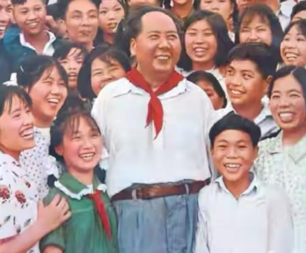 1959年,那個給毛主席戴紅領巾的男孩子,他後來過得怎麼樣了? 1959年,那個給毛主席戴紅領巾的男孩子,他後來過得怎麼樣了?
