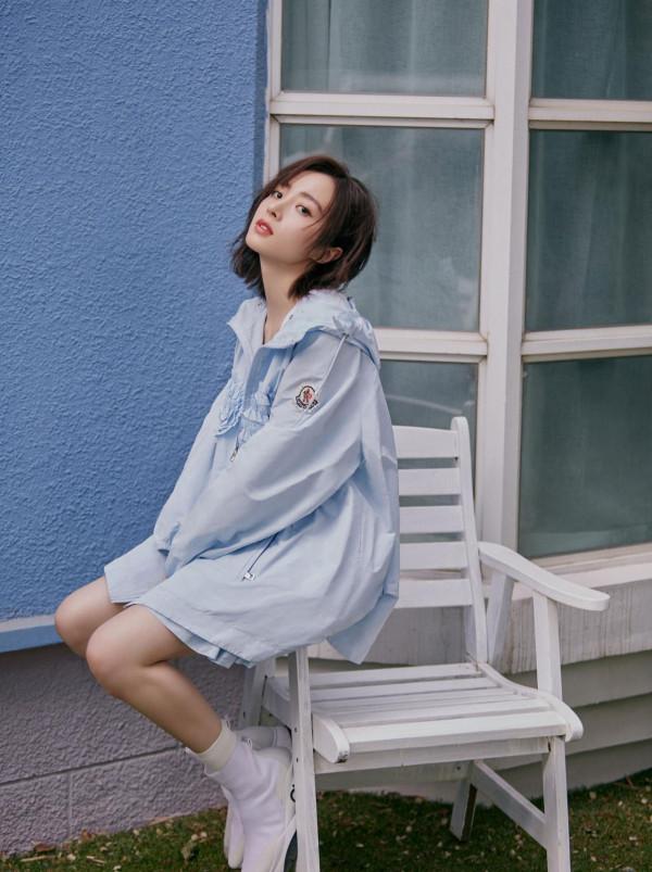 胡冰卿對自己挺狠，為秀腿穿12釐米“鐵釘鞋”，腳背成180度