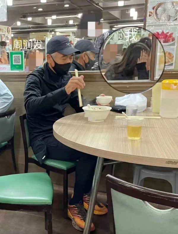 66歲周潤發1張餐廳偷拍照流出：人最大的本事，是不把自己當回事