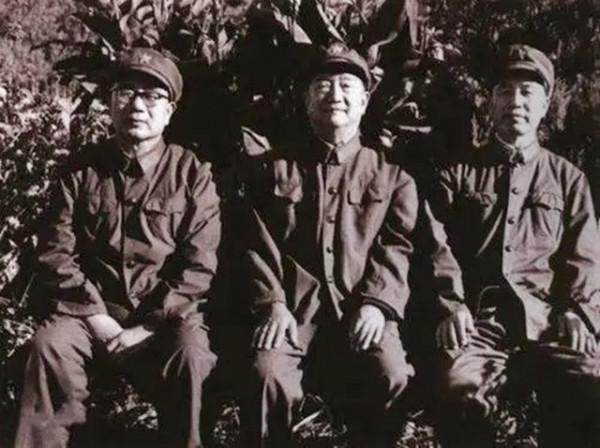 建國後,開國中將榮歸故里,見跛腿哥哥在門口迎接,頓感不妙 建國後,開國中將榮歸故里,見跛腿哥哥在門口迎接,頓感不妙