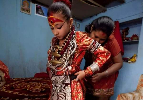 做尼泊爾&OpenCurlyDoubleQuote;活女神&rdquo;有哪些要求？雙腳不能觸地，大多人都孤獨終老