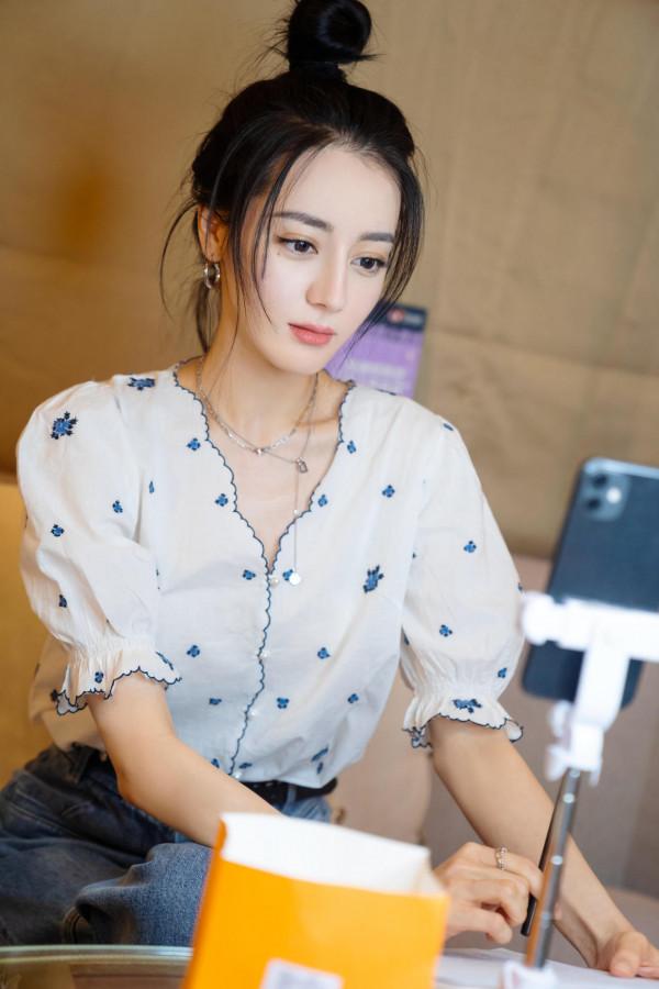 時尚：迪麗熱巴穿黑絲絨連衣裙秀直角肩