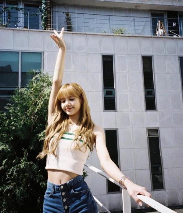 Lisa宣佈新冠康復後首現身！面色紅潤氣色好，不愧是我的韓國女神