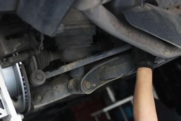 怪獸修車:翻新一輛21萬公里的路虎發現4,老爺子工地拉貨專用車 怪獸修車:翻新一輛21萬公里的路虎發現4,老爺子工地拉貨專用車