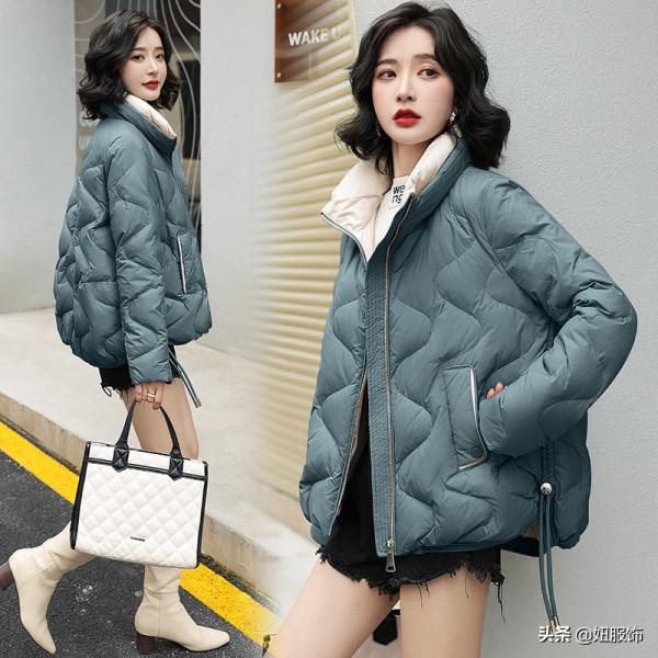 看看這幾款短款立領白鴨絨羽絨服，搭配短褲+長筒靴，高階又時髦